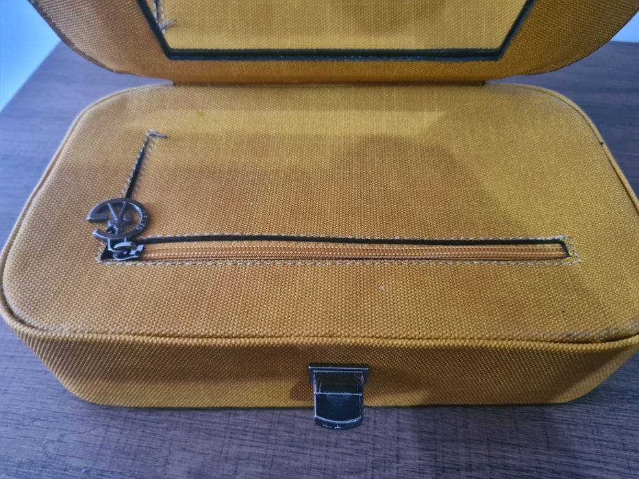 Малка дамска чанта в цвят горчица