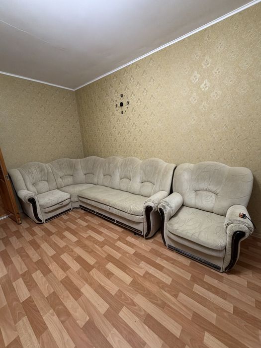 Продам угловой диван и кресло
