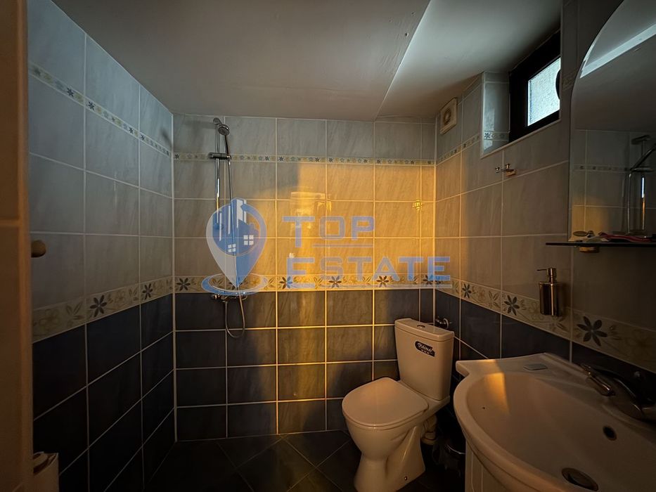 Къща с панорамна гледка във вилната зона между град Бяла Черкваи село