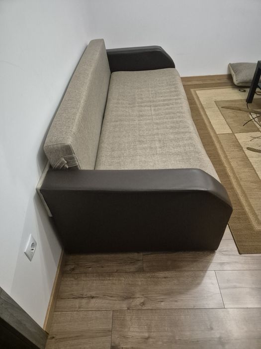 Canapea extensibilă modernă, stare foarte bună, culoare bej-maro