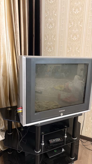 Телевизор с подставкой
