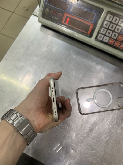 Айфон 11 идеал 64/73