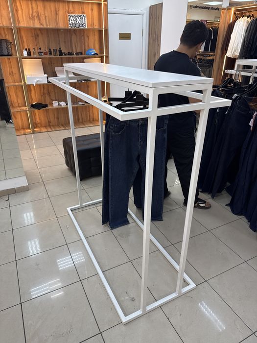 Торговая стойка для одежды