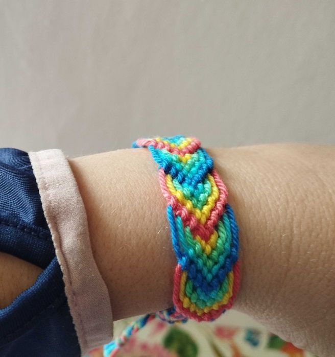 Комплект от три ръчно плетени гривни по избор