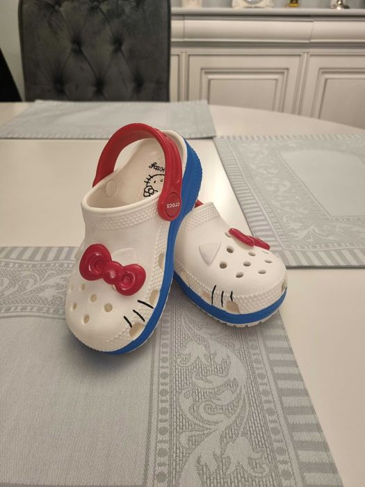Slapi CROCS Hello Kitty pentru fetite