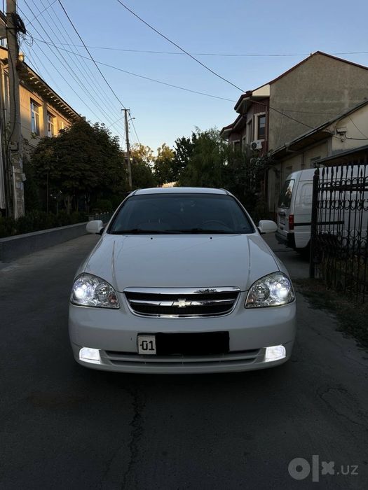 Lasetti 1.8 sotiladi