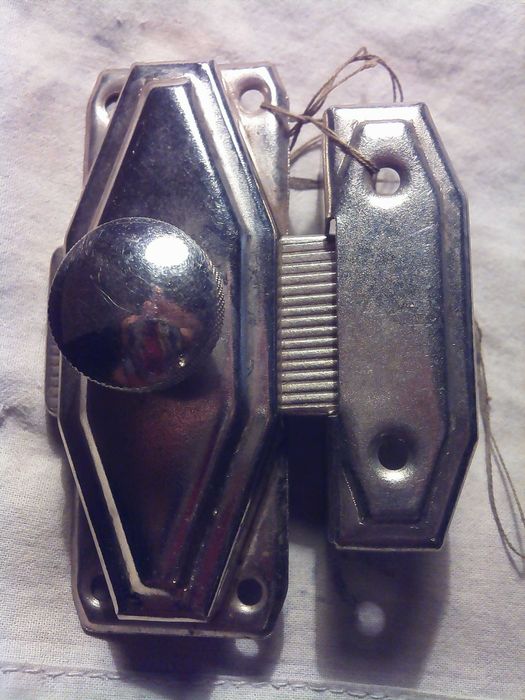 Задвижка  на  дверь