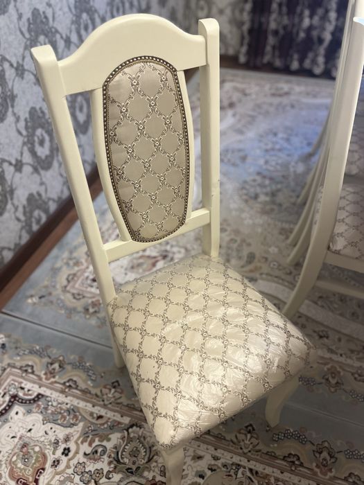 Стол и стулья