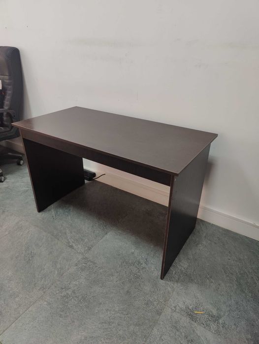 Стол офисный, без ящиков.