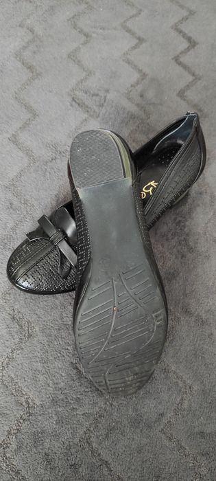 Pantofi din piele.