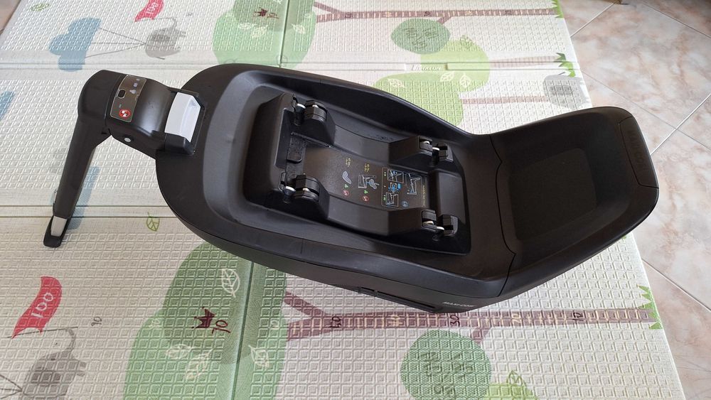 Maxi Cosi Pebble plus; Isofix Familyfix one столче за кола