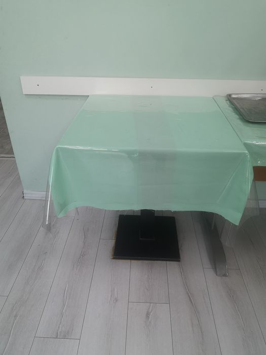 Столы, стулья разные, удобны для дома и буфета