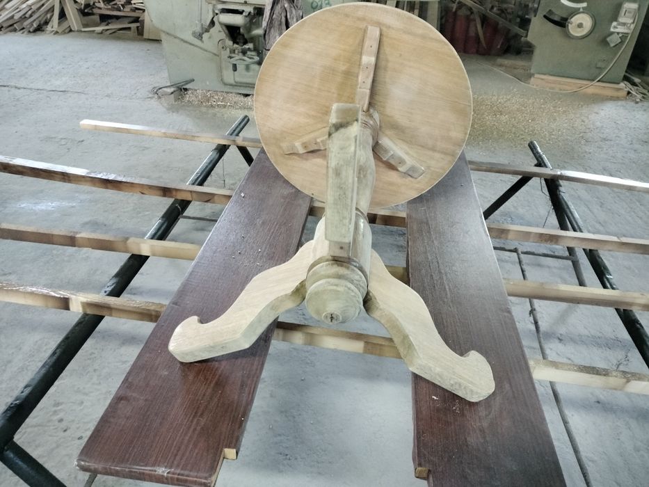 Masa pentru șah din lemn masiv de stejar  , veche , reparată și restaurată .