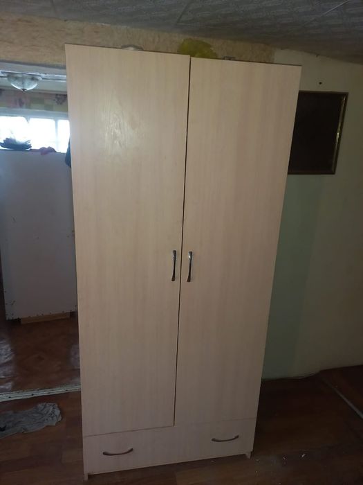 Продаем срочно стол, шкаф, шубу