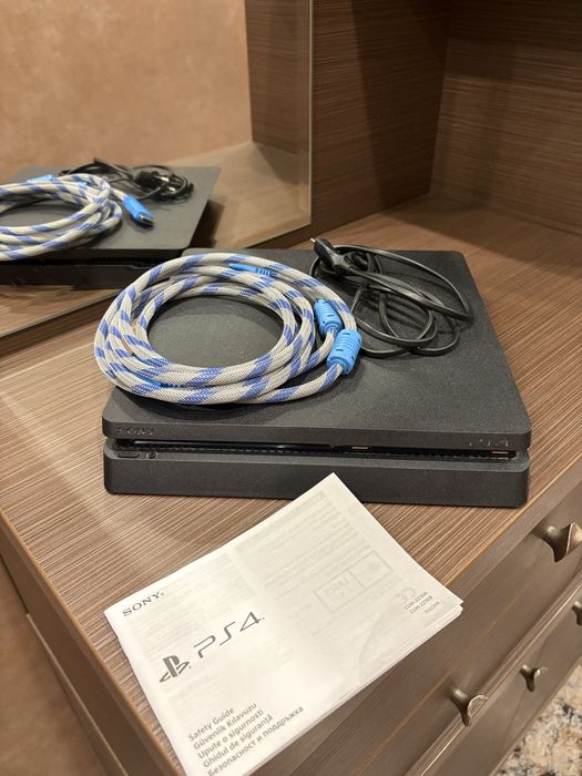 Волан и PlayStation 4 с три джойстика и игри