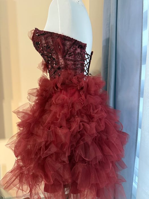 Къса червена бална рокля