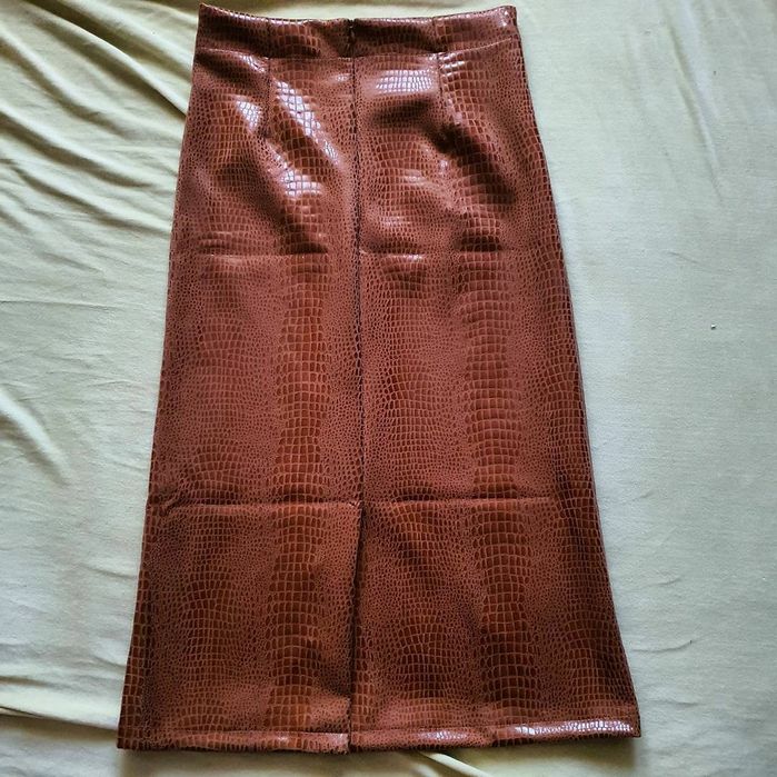 Fusta midi imitatie piele nasturi aurii