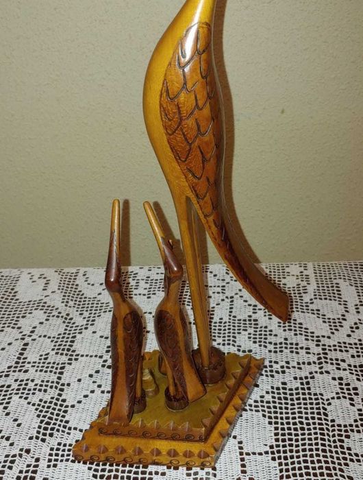 Barza cu pui - sculptură în lemn