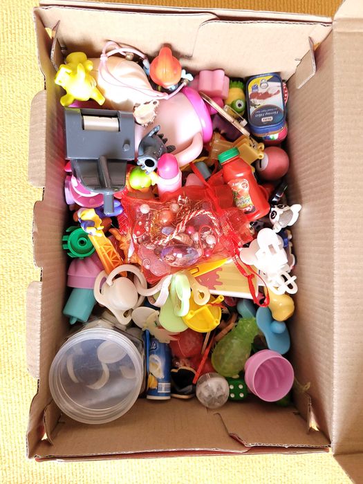 Set / cutie cu jucarii marunte