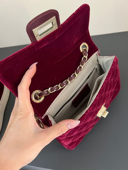 Червена кадифена чанта