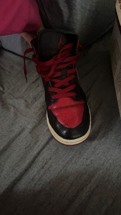 Jordan 1Mid Black+Red