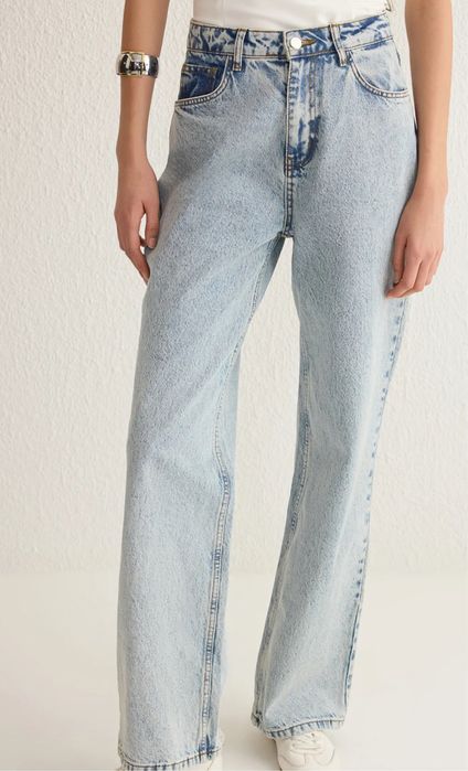 Светло сини дънки с висока талия и широки крачоли