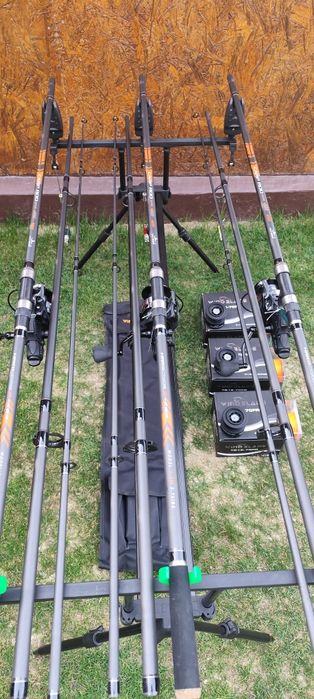 Set 3 Lansete Carbon 3,90m,3 Mulinete 7000 cu Baitrunner,Rod Pod