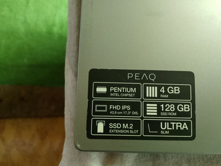 Vând laptop PEAQ