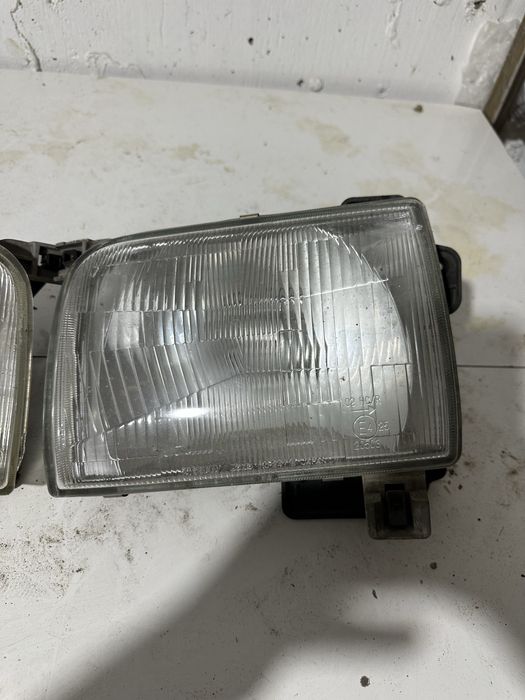 Фары на Nissan Navara