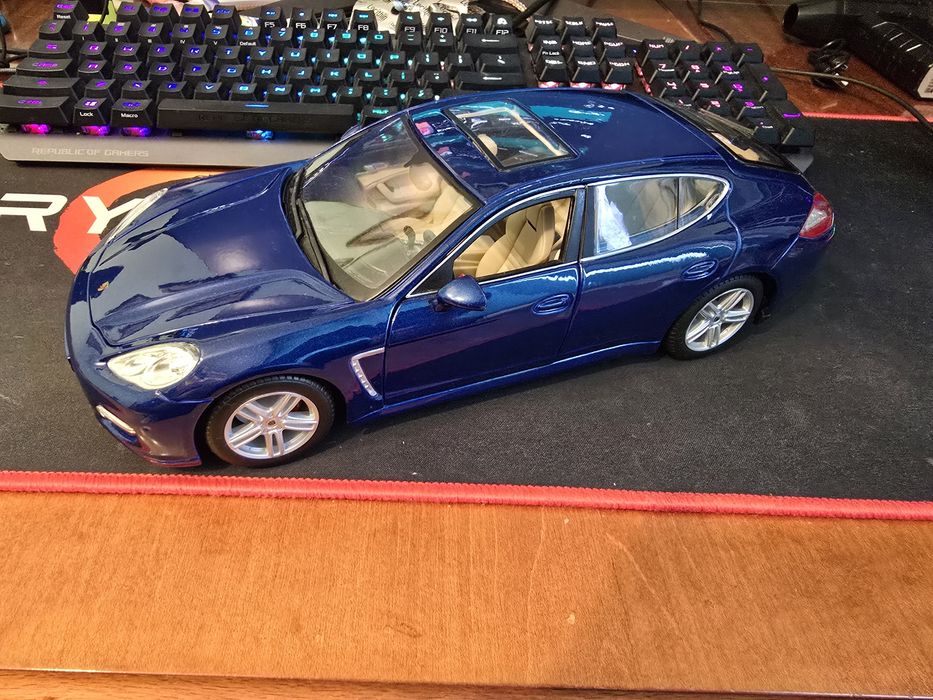 Macheta Porsche Panamera Turbo 1:18