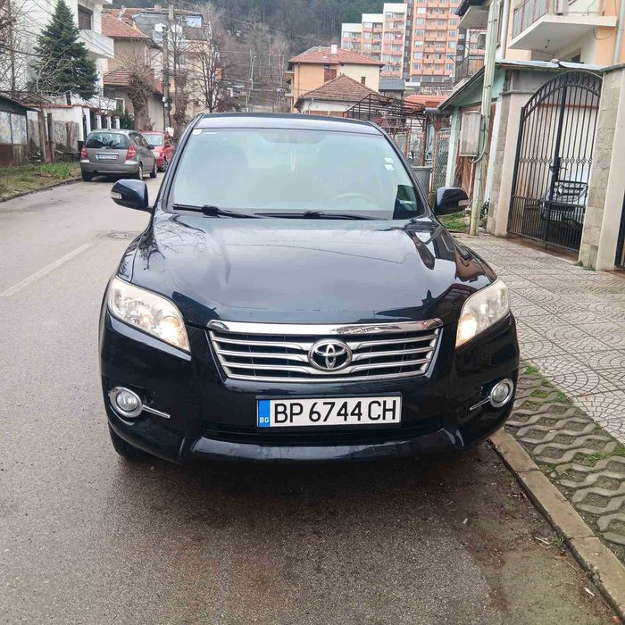 Продавам тойота rav4