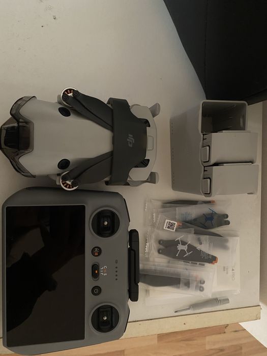 Dronǎ-Dji mini 4 pro