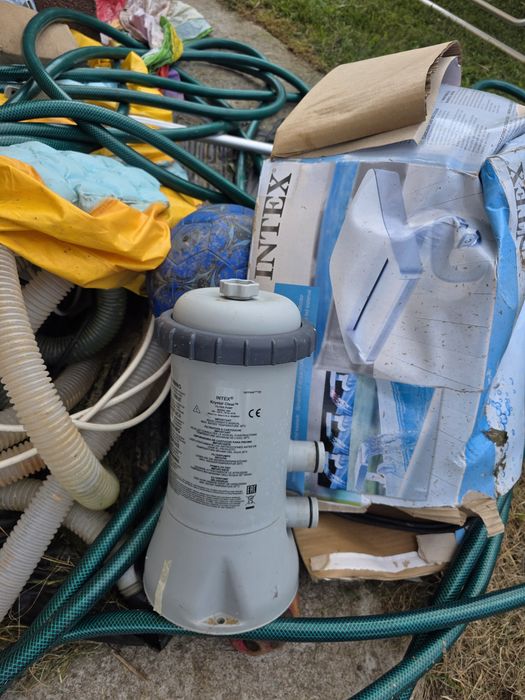 Vând pompe de filtrare pentru piscină INTEX – complete, în stare foarte bună
