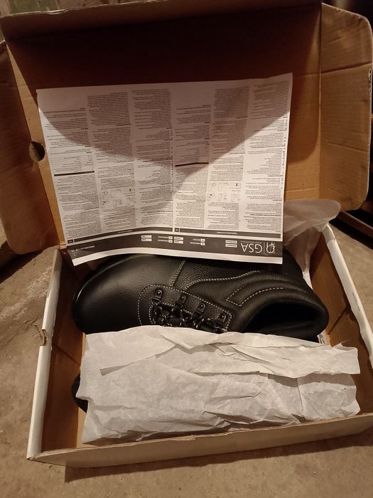 Мъжки работни обувки с метално бомбе 45 номер