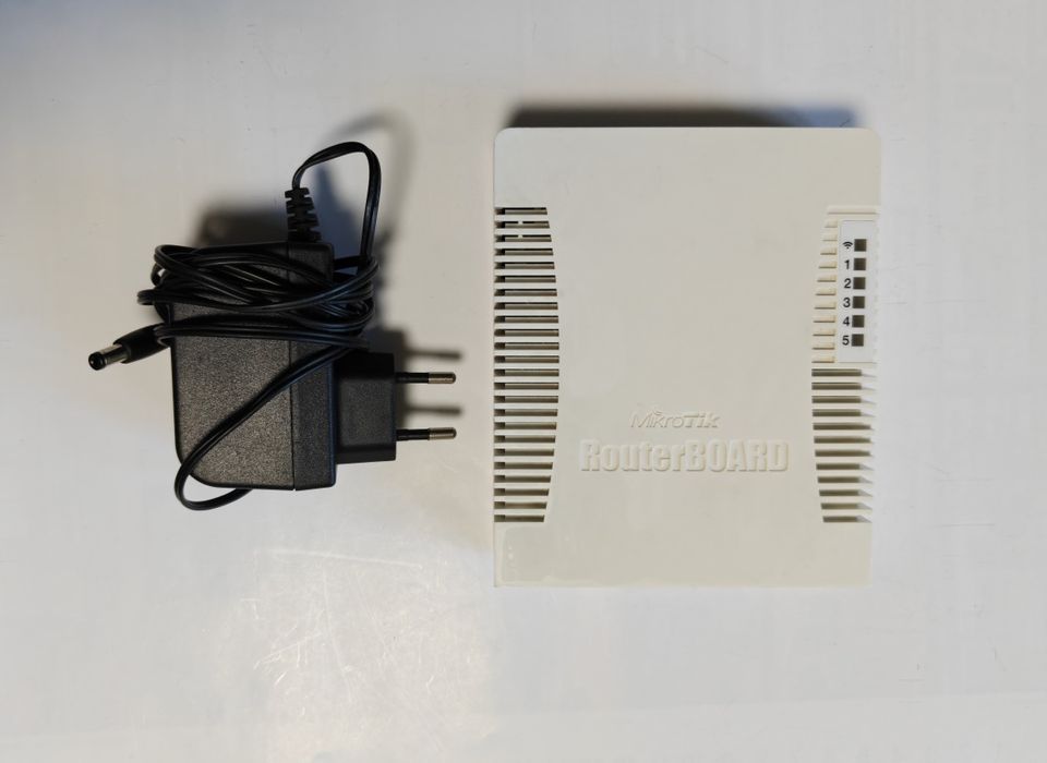 Wireless рутер Mikrotik RB951Ui-2HnD
