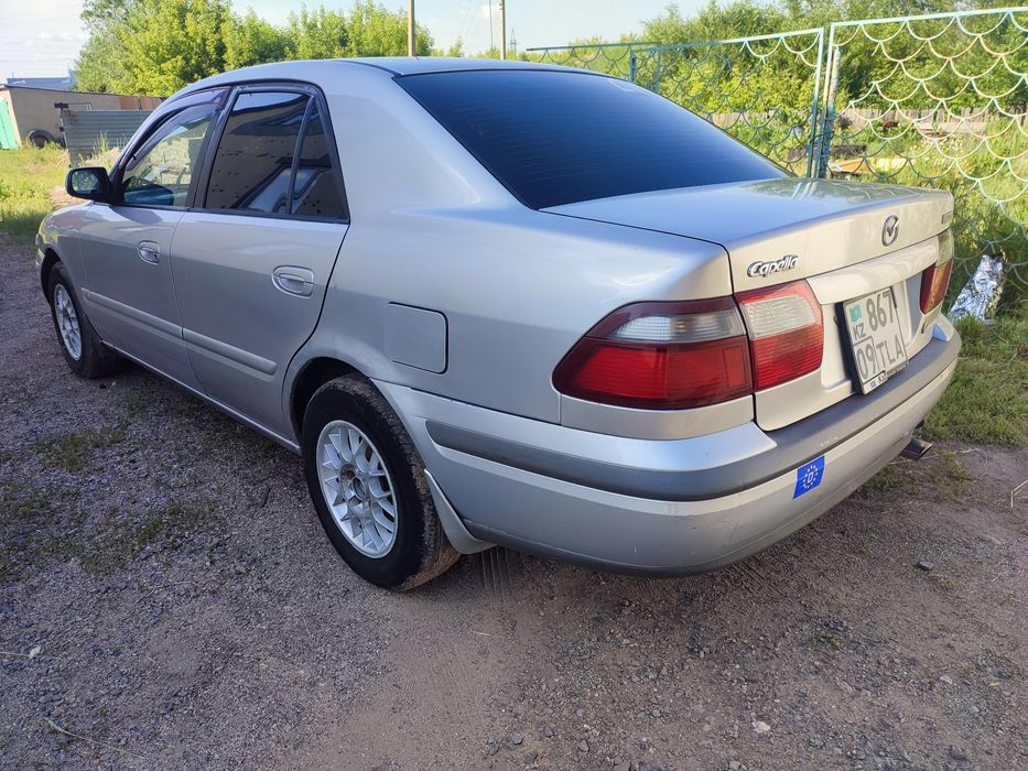 Легковая автомобил Мазда птичка