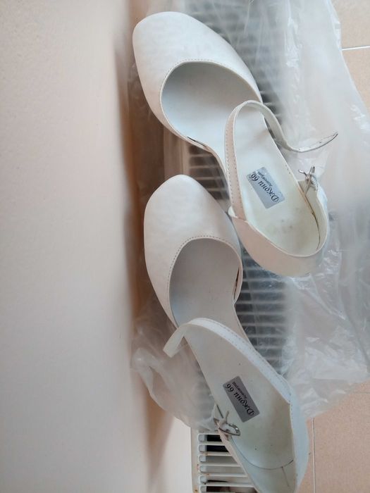 Бели официални обувки на ток 36/37 номер