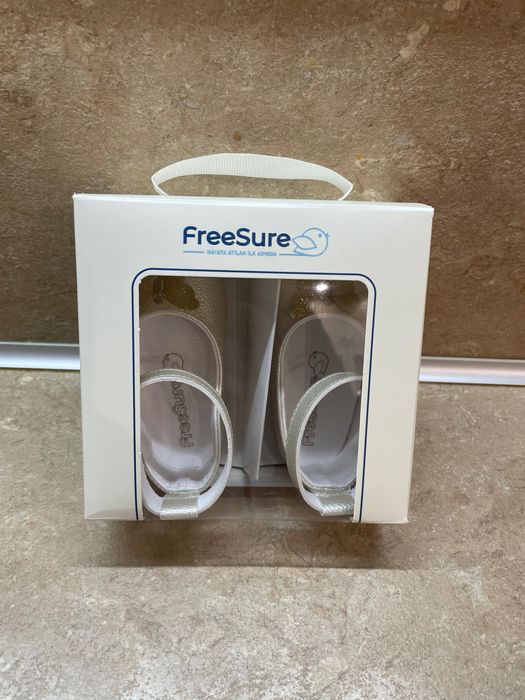 Чисто нови детски (бебешки) обувки