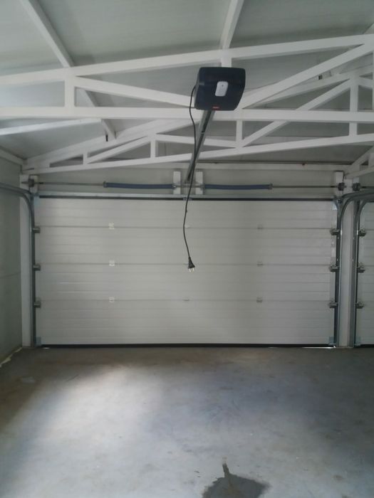 Usa de garaj cu motor