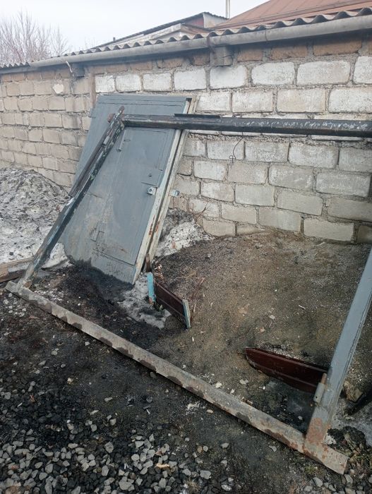 Ворота гаражные, с дверью