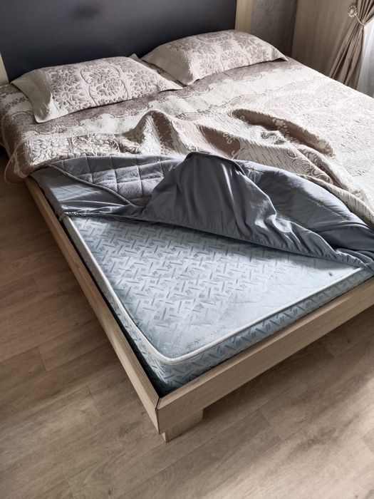 Кровать для спальни.