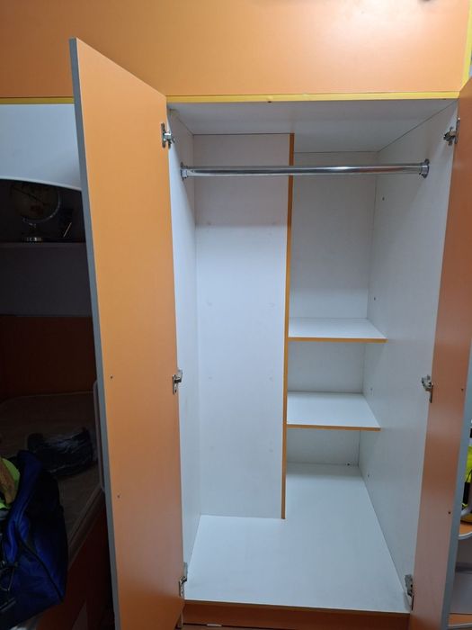 Продам гарнитур  угловой с двумя кроватями и письменный столом