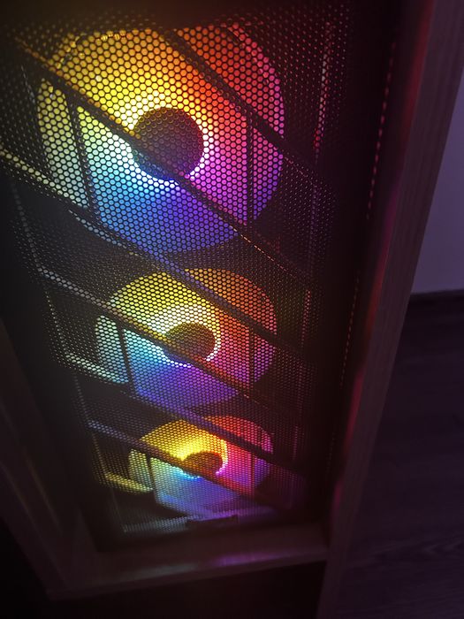 Salutare, vand set complect de gaming.