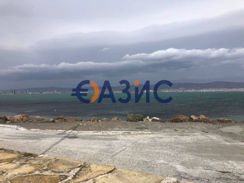 Заведение в центъра на Несебър (67 кв. м + 40 кв. м) с действащ