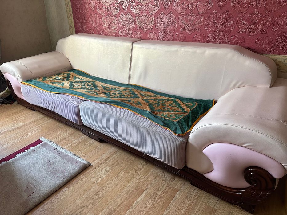 Диван качественный, в хорошем состоянии