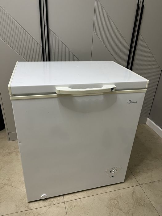 Морозильник от бренда Midea.