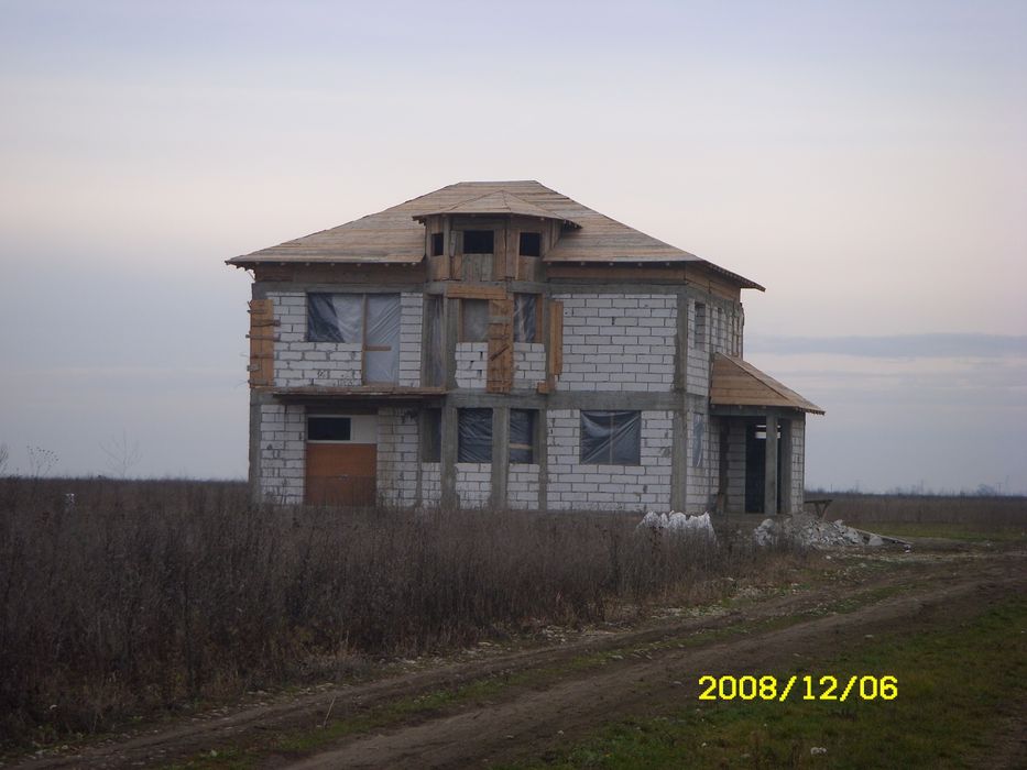 Casa la rosu in Tartasesti