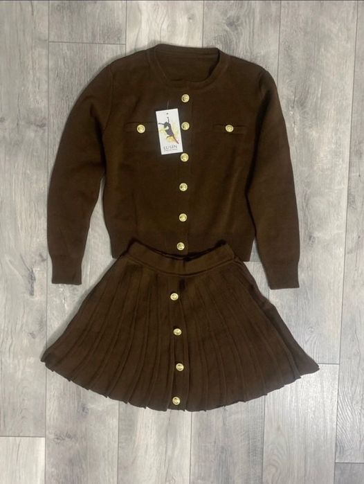 Compleu din două piese