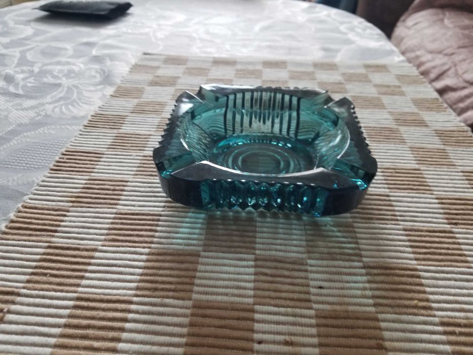 Голям стъклен кристален пепелник- 15 cm диаметър