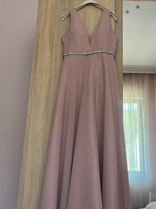 Официална рокля.